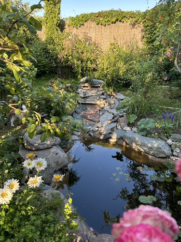 смоделированный каменный склон для водопада