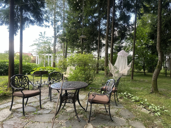 зона для чаепитий в саду на лесном участке