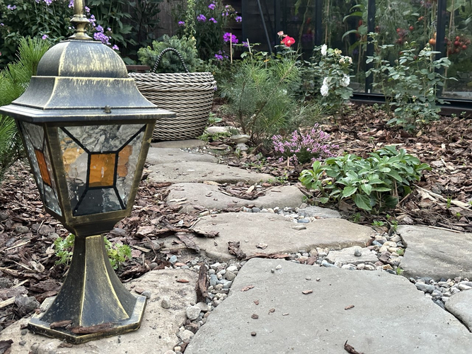 фонари очень украшают сад