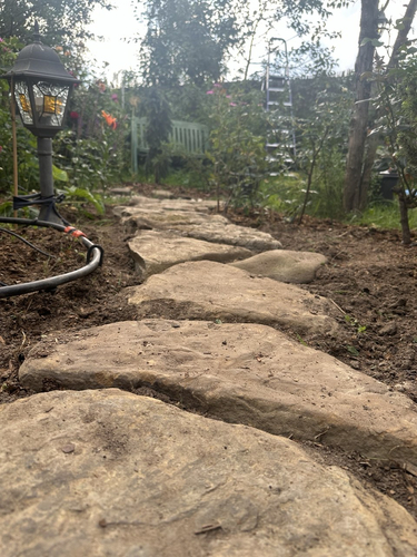 мощение дорожки галтованным песчаником